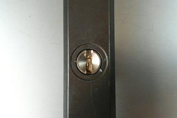 折れたカギの除去・鍵の複製またはカギ交換